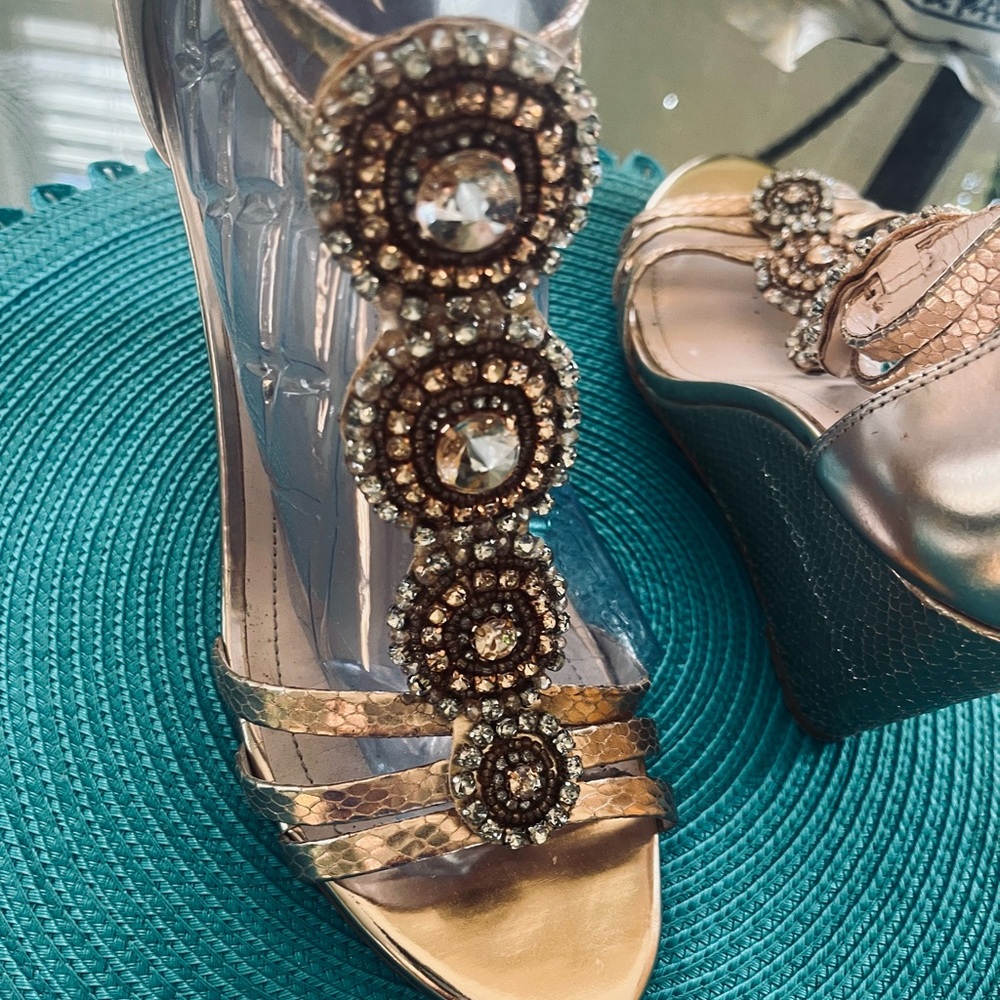 VINCE CAMUTO Rose Gold Wedge Sandals
